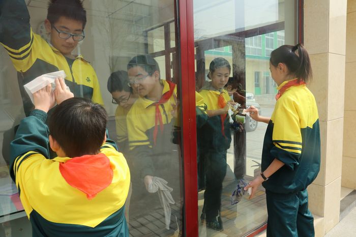记我校初中部“学雷锋”清洁校园志愿者活动